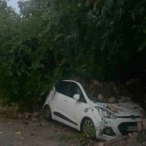 Ισχυρές βροχές και άνεμοι πλήττουν την Κέρκυρα, με κατάρρευση τοιχίου να καταπλακώνει αυτοκίνητα και πλημμυρικά φαινόμενα σε δρόμους.