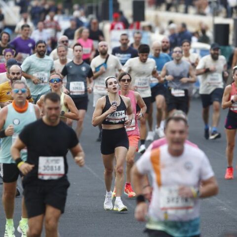 42ος Αυθεντικός Μαραθώνιος στην Αθήνα - Συμμετέχουν χιλιάδες δρομείς από 126 χώρες