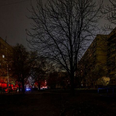 Ρωσικές επιθέσεις σε ενεργειακές υποδομές άφησαν την Ουκρανία χωρίς ρεύμα, με πολύωρες διακοπές και κινδύνους για τον χειμώνα.