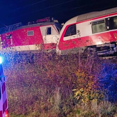 Σλοβακία: Σοβαρή σύγκρουση δύο τρένων σημειώθηκε κοντά στην Μπρατισλάβα - Η αστυνομία επιβεβαίωσε το δυστύχημα και ότι υπάρχουν πολλοί τραυματίες.