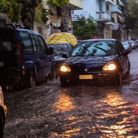 Κακοκαιρία: Ποτάμια οι δρόμοι στην Αττική - Κυκλοφοριακό χάος στο κέντρο της Αθήνας