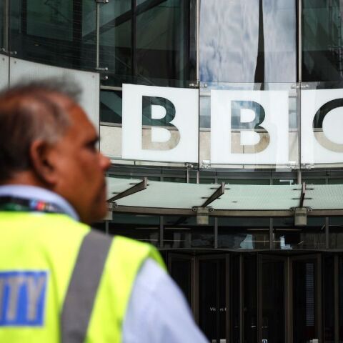 Πρώην αρχισυντάκτης της Sun μιλά για «εσωτερικό πραξικόπημα» πίσω από τις παραιτήσεις κορυφαίων στελεχών του BBC εν μέσω κατηγοριών μεροληψίας.