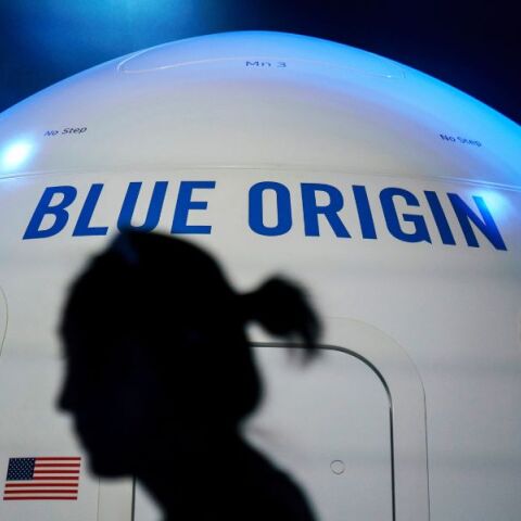 Η Blue Origin του Τζεφ Μπέζος ανέβαλε τη δεύτερη εκτόξευση του πυραύλου New Glenn λόγω καιρού και τεχνικών θεμάτων - Συνεχίζεται η μάχη με την SpaceX
