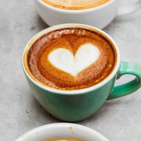 Κι όμως, ο καφές προστατεύει την καρδιά - Νέα μελέτη «διαλύει» τον μύθο για τις αρρυθμίες