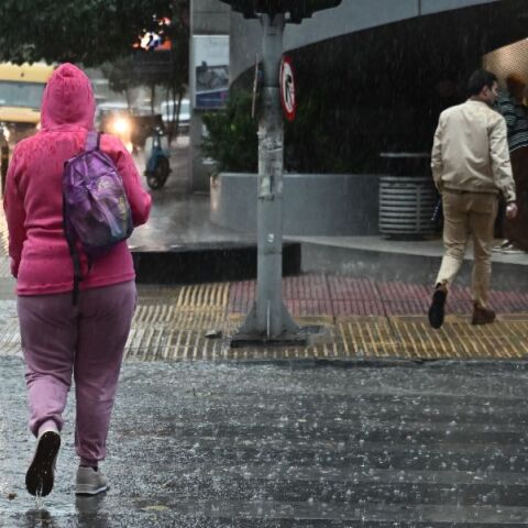 Δυνατή καταιγίδα πλήττει την Αθήνα - Πώς θα εξελιχθεί η κακοκαιρία