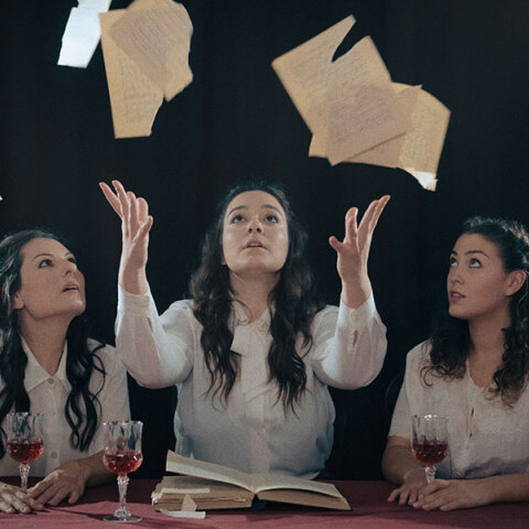 Ανέγγιχτες στο Θέατρο Χώρος