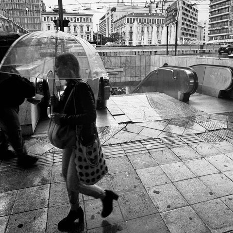 Η Αθήνα των αντιθέσεων: 20 κλικ μέσα στην καταιγίδα