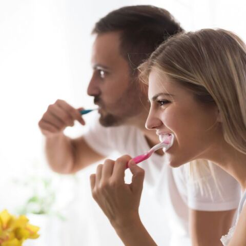 Οι οδοντίατροι προειδοποιούν: Το βούρτσισμα δοντιών δύο φορές τη μέρα δεν είναι πάντα το σωστό - Τα λάθη που κάνουμε στην καθημερινή μας στοματική υγιεινή