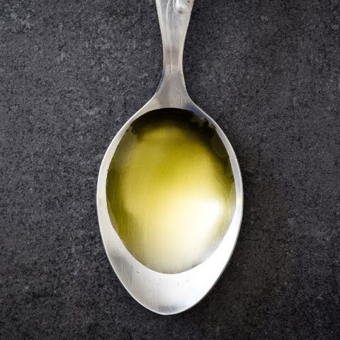 Καρδιολόγος προειδοποιεί για τη viral τάση με τα «σφηνάκια» ελαιόλαδου το πρωί - Λέει ότι δεν ωφελούν την καρδιά και μπορεί να προκαλέσουν αύξηση βάρους