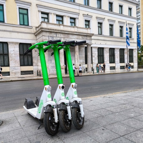 Ηλεκτρικά πατίνια μπροστά από το κτίριο του Δήμου ΑΘηναίων