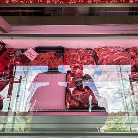 Σημαντικές ανατιμήσεις «τρέχουν» στα φρέσκα κρέατα, με το μοσχάρι να γίνεται είδος πολυτελείας και τα αμνοερίφια να εκτοξεύονται λόγω ευλογιάς και εισαγωγών.