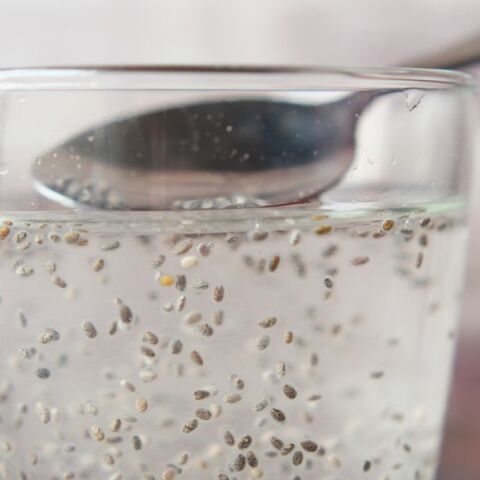 Δημοφιλής στα social media τάση αποτοξίνωσης με νερό, λεμόνι και σπόρους chia υπόσχεται «καθαρισμό» του οργανισμού, αλλά οι ειδικοί προειδοποιούν για κινδύνους