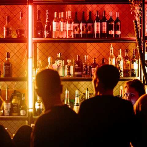 Να κάνουμε έρανο για τους ιδιοκτήτες μπαρ