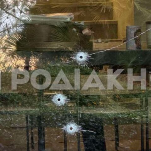 Τρόμος στη Ρόδο: «Γάζωσαν» με 14 σφαίρες το σπίτι επιχειρηματία και άφησαν στην είσοδο μαύρο στεφάνι