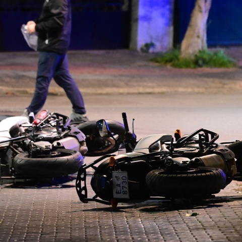 Μηχανές της ομάδας ΔΙΑΣ πεσμένες στο οδόστρωμα