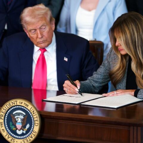 Η Μελάνια Τραμπ υπέγραψε εκτελεστικό διάταγμα για την αναδοχή, παρά το γεγονός ότι δεν έχει εξουσία - Οι αντιδράσεις για τη συμβολική κίνηση