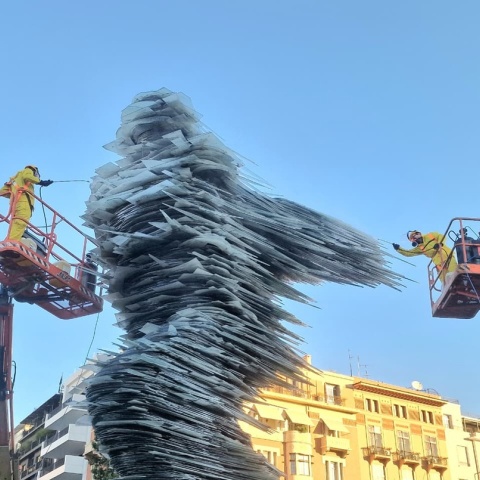 Ο καθαρισμός του εμβληματικού «Δρομέα» μέσα από εικόνες 