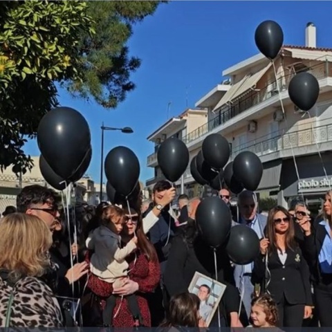 Πολίτες με μαύρα μπαλόνια σε εκδηλώσεις μνήμης των 25 θυμάτων των φονικών πλημμυρών στη Μάνδρα
