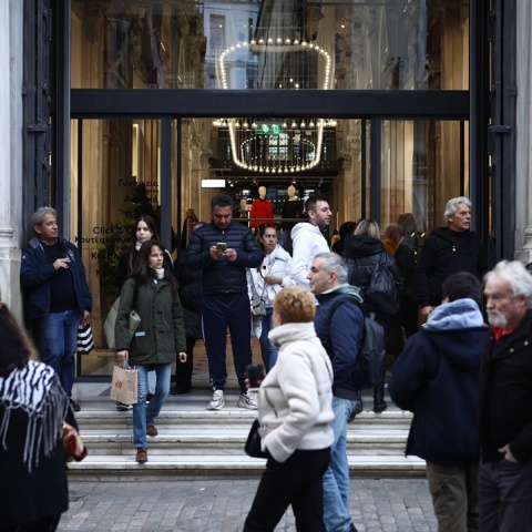 Πολίτες έξω από κατάστημα στην Ερμού