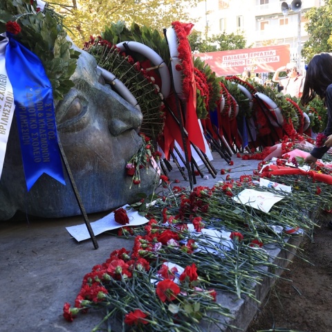 Λουλούδια στο μνημείο του Πολυτεχνείου