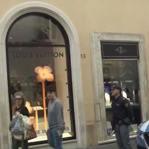 Ληστές έριξαν με αυτοκίνητο τη βιτρίνα της Louis Vuitton στη Via Condotti της Ρώμης - Λεηλάτησαν την μπουτίκ και διέφυγαν - Η αστυνομία ερευνά.