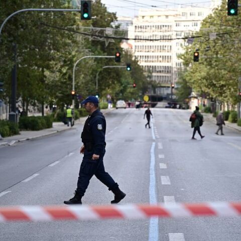 Η ΕΛΑΣ προχώρησε σε 19 προσαγωγές και μία σύλληψη, έπειτα από προληπτικούς ελέγχους γύρω από το Πολυτεχνείο - Εντοπίστηκαν σφυρί και ναρκωτικά.