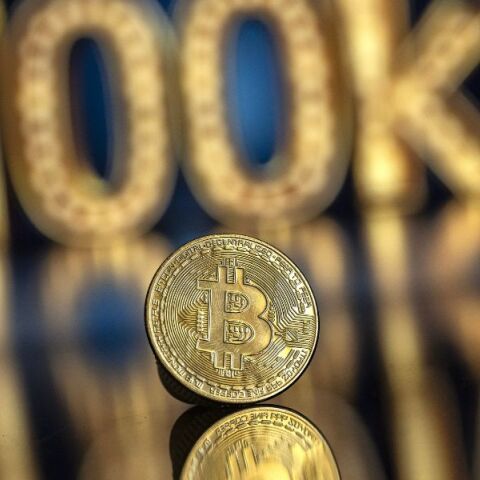 Η αξία της αγοράς κρυπτονομισμάτων μειώθηκε πάνω από 1 τρισ. δολάρια σε 6 εβδομάδες - Ανησυχίες για φούσκα AI και επιτόκια ταράζουν τις αγορές.