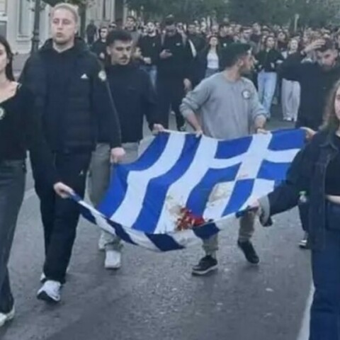 Πολυτεχνείο: Η κόρη της Φώφης Γεννηματά στην κορυφή της πορείας με τη αιματοβαμμένη σημαία 