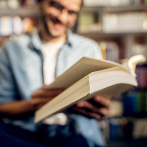 Άτομο διαβάζει λεξικό 