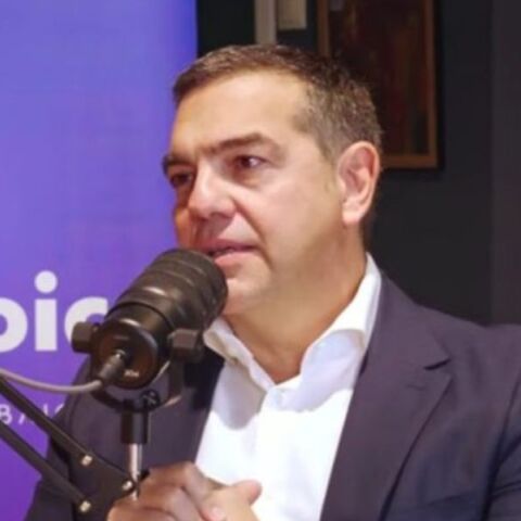 Ο Αλέξης Τσίπρας περιγράφει με χιούμορ τη σχέση του με την τραπ μουσική μέσω των γιων του, λέγοντας πως τους προτρέπει να ακούνε όχι μόνο Snik αλλά και ΛΕΞ.