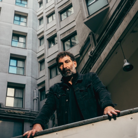 Γιάννης Οικονομίδης: Ο σκηνοθέτης και σεναριογράφος μιλάει στην Athens Voice για τη νέα του ταινία Σπασμένη Φλέβα