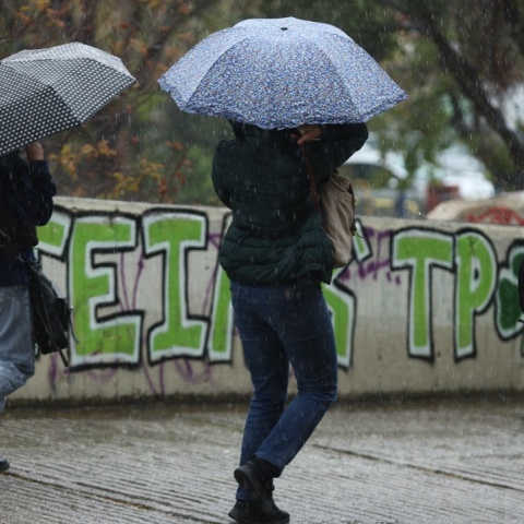 Άτομα με ομπρέλες εν μέσω βροχής