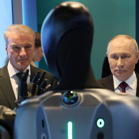 Ρομπότ με τη χρήση ΑΙ χορεύει για τον Πούτιν μετά το φιάσκο με το ρομπότ που σκόνταψε 