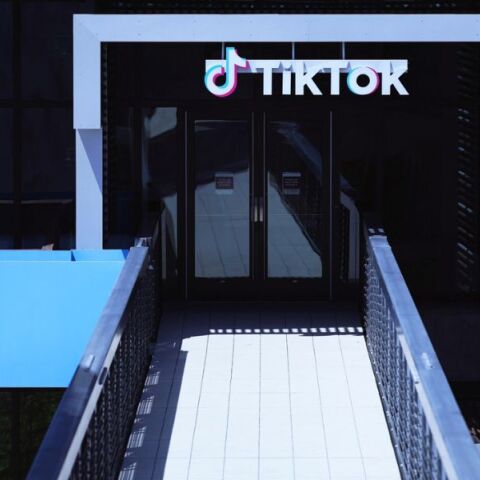 Το TikTok δοκιμάζει επιλογή που επιτρέπει στους χρήστες να μειώνουν το περιεχόμενο τεχνητής νοημοσύνης - Πάνω από 1,3 δισ. βίντεο ΑΙ έχουν ανέβει στην πλατφόρμα