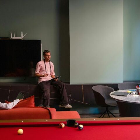 Τρεις εκπρόσωποι της Gen Z ανοίγουν τα χαρτιά τους: «Αν νιώσω ότι δεν με σέβονται, πάω παρακάτω»