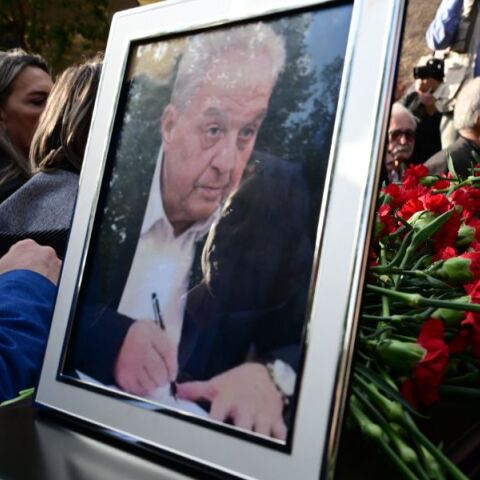 Αλέκος Φλαμπουράρης: Σε κλίμα συγκίνησης το τελευταίο αντίο στο Πάρκο Ελευθερίας