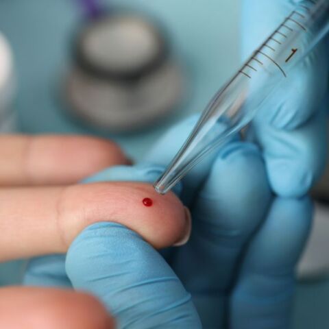 Νέα τεστ με σταγόνα αίματος προβλέπουν ασθένειες έως και 10 χρόνια πριν τα συμπτώματα, αλλάζοντας τον χάρτη της πρόληψης στην υγεία.