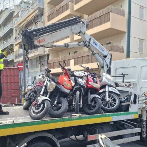 Ο Δήμος Αθηναίων ξεκίνησε μαζική απομάκρυνση εγκαταλελειμμένων δικύκλων - Δούκας: «Απελευθερώνουμε θέσεις και βελτιώνουμε την προσβασιμότητα»