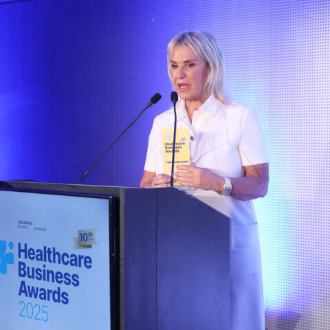 Βράβευση της προέδρου του ΟΦΕΤ, Ιουλίας Τσέτη