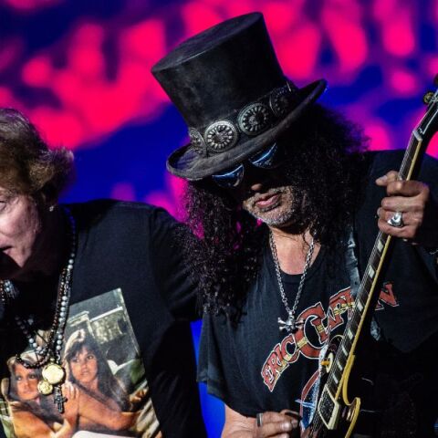 Οι Guns N’ Roses ανακοίνωσαν μεγάλη παγκόσμια περιοδεία για το 2026 σε τρεις ηπείρους και την κυκλοφορία δύο νέων τραγουδιών την επόμενη εβδομάδα.