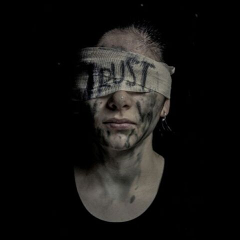 Η σκιά που ριζώνει: Η εξάλειψη της βίας κατά των γυναικών αποτελεί συλλογική ευθύνη