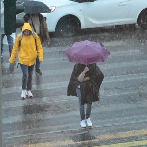 Πολίτες με ομπρέλα εν μέσω καταιγίδας 