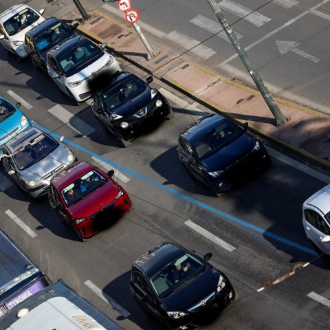 Οχήματα σε δρόμο στο κέντρο της Αθήνας