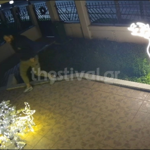 Θεσσαλονίκη: Άνδρας άρπαξε χριστουγεννιάτικα στολίδια και φωτάκια από αυλές σπιτιών