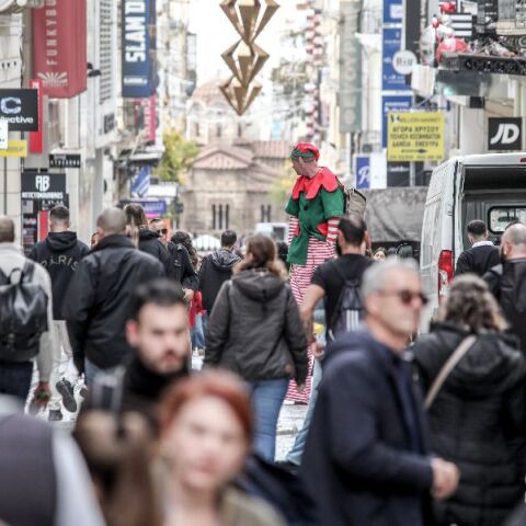 Χριστούγεννα 2025: Γιορτές στο σπίτι φέτος για το 53% των Ελλήνων