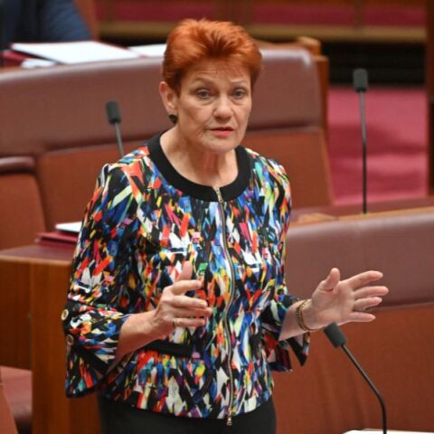 Αυστραλία: Η ακροδεξιά γερουσιαστής Πολίν Χάνσον αποβλήθηκε από τη Γερουσία επειδή φόρεσε μπούρκα σε μια προσπάθεια να ζητήσει την απαγόρευσή της.