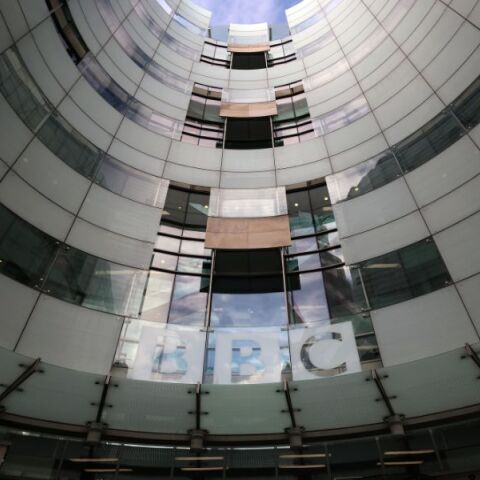 Ξανά στο στόχαστρο το BBC: Ολλανδός ακαδημαϊκός κατηγορεί το δίκκτυο ότι λογόκρινε φράση του για τον Ντόναλντ Τραμπ ως «τον πιο διεφθαρμένο πρόεδρο»