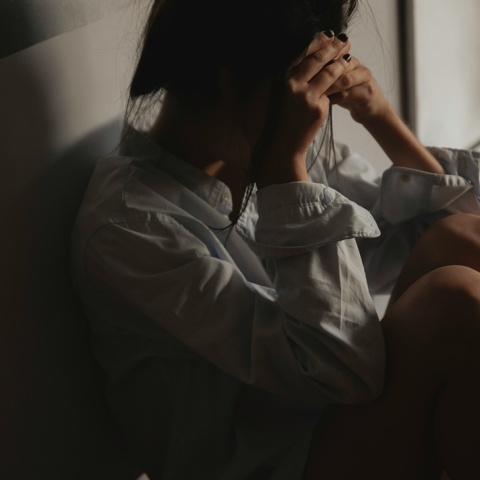 Γυναίκα κρύβει το πρόσωπό της