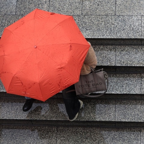 Γυναίκα με ομπρέλα εν μέσω καταιγίδας