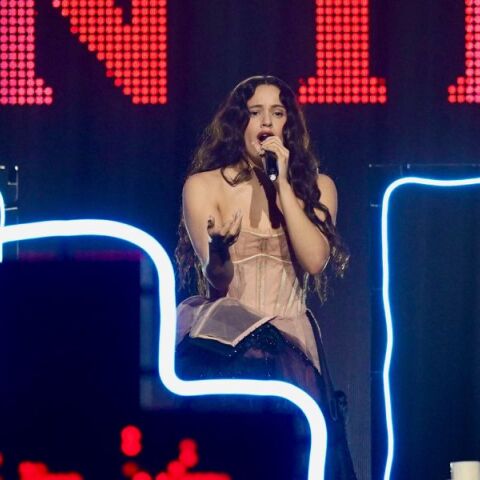 Το Βατικανό επαινεί τη Ροζαλία για το Lux- Ένα άλμπουμ με «προκλητική» αλλά ειλικρινή αναζήτηση πίστης, εμπνευσμένο από ιστορίες γυναικών αγίων.